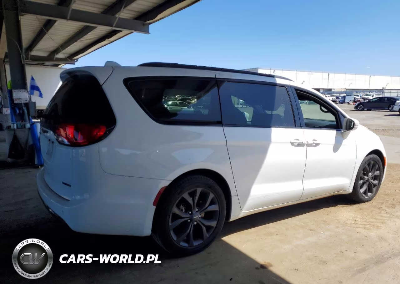 2018 Chrysler Pacifica Limited VIN:2C4RC1GG1JR356794 - 3