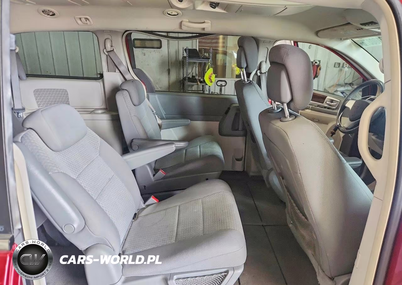 2010 Chrysler Town & Country Touring VIN:2A4RR5D18AR493778 - 11