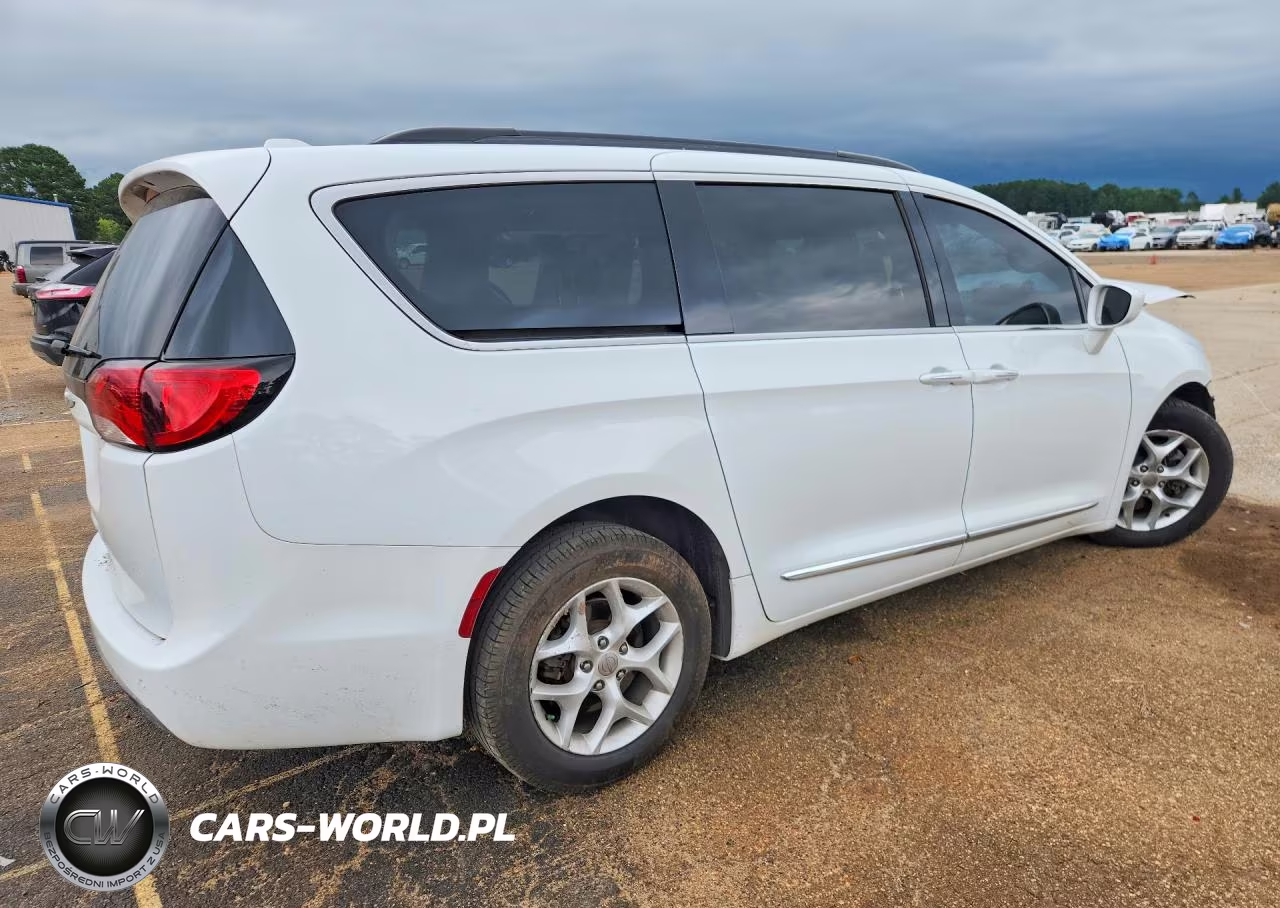 2017 Chrysler Pacifica Touring L VIN:2C4RC1BG1HR820331 - 3
