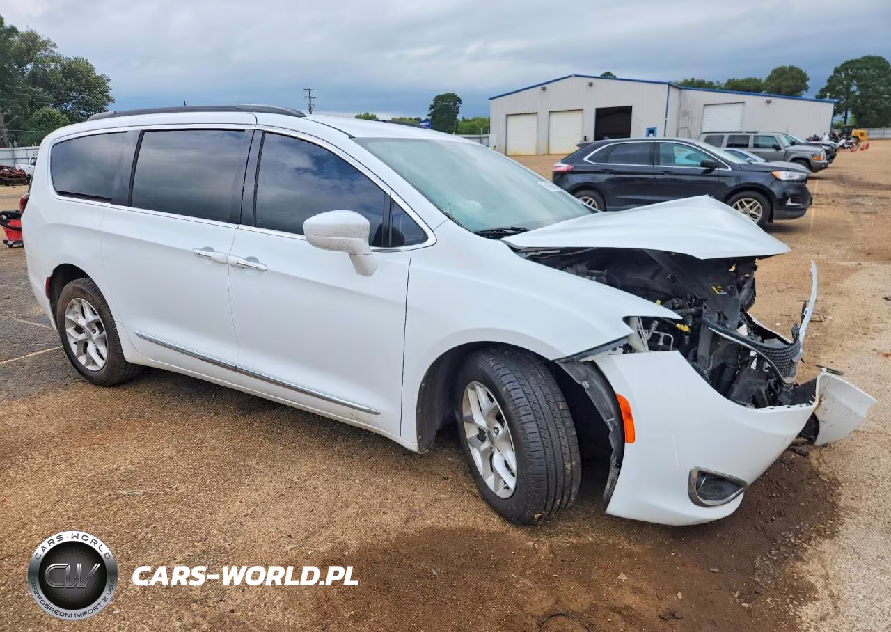 2017 Chrysler Pacifica Touring L VIN:2C4RC1BG1HR820331 - 4