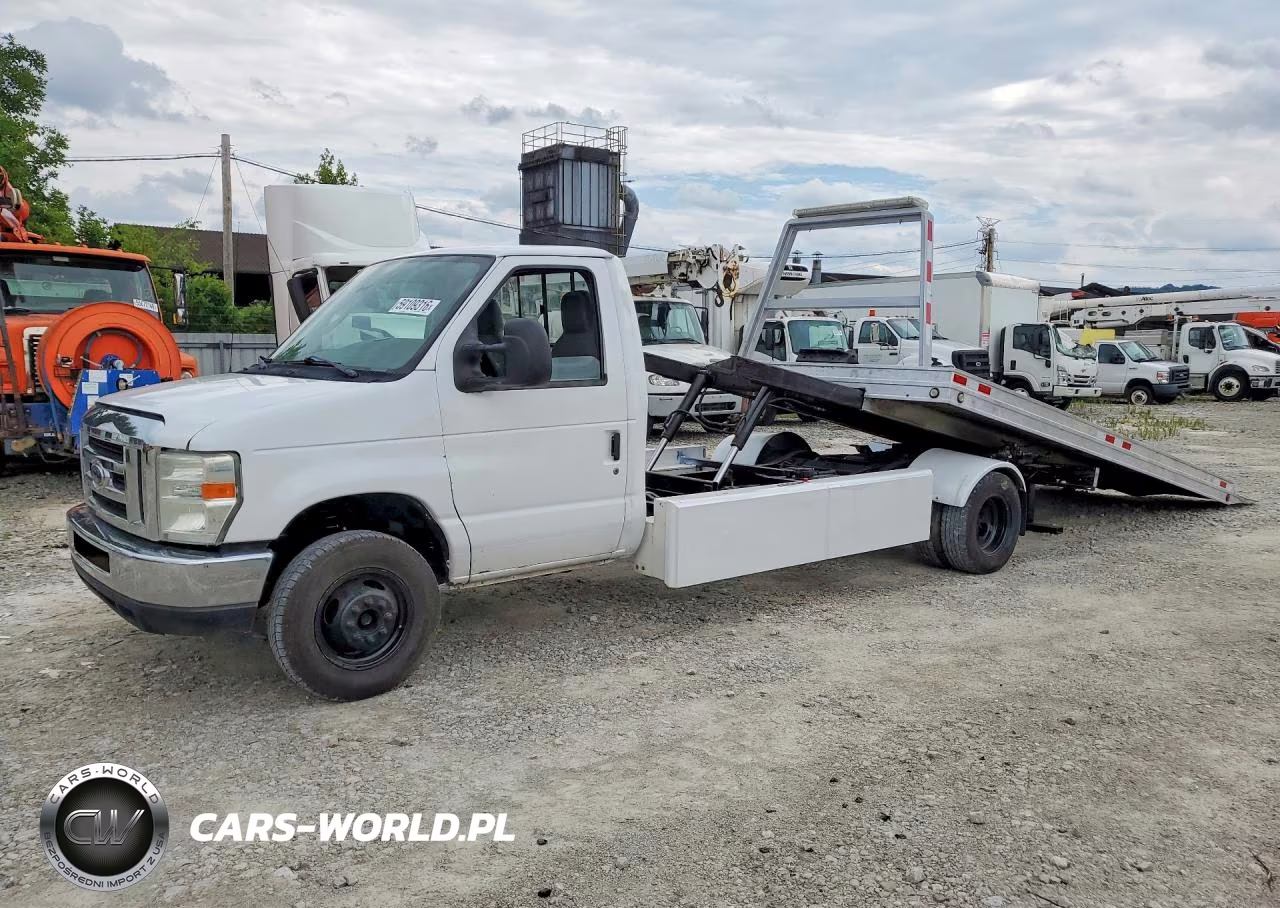 2017 Ford Econoline E450 Super Duty Cutaway Van