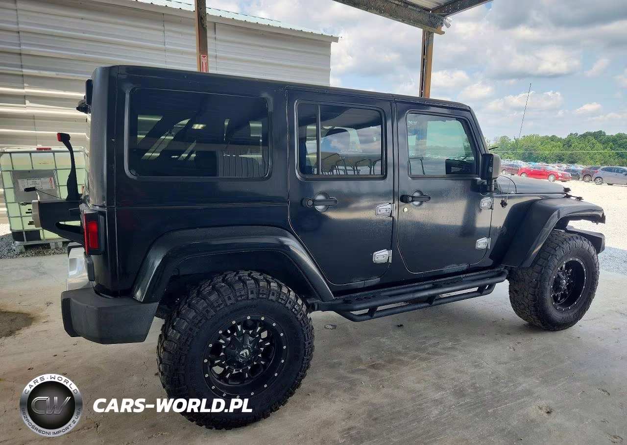 2015 Jeep Wrangler Unlimited Sahara VIN:1C4BJWEG2FL524143 - 3
