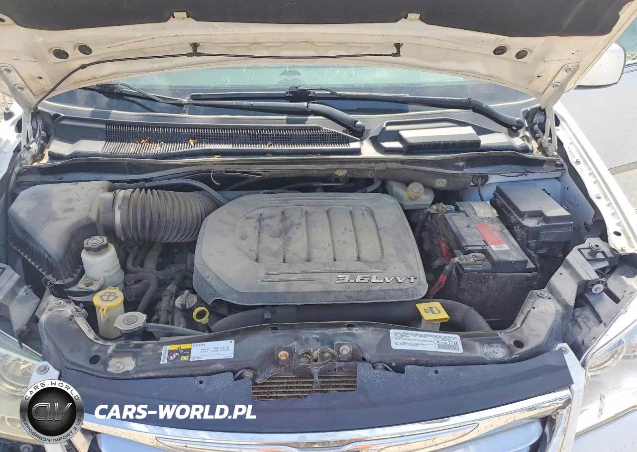 CHRYSLER TOWN & COU VIN:2C4RC1BG9FR577378 - 12