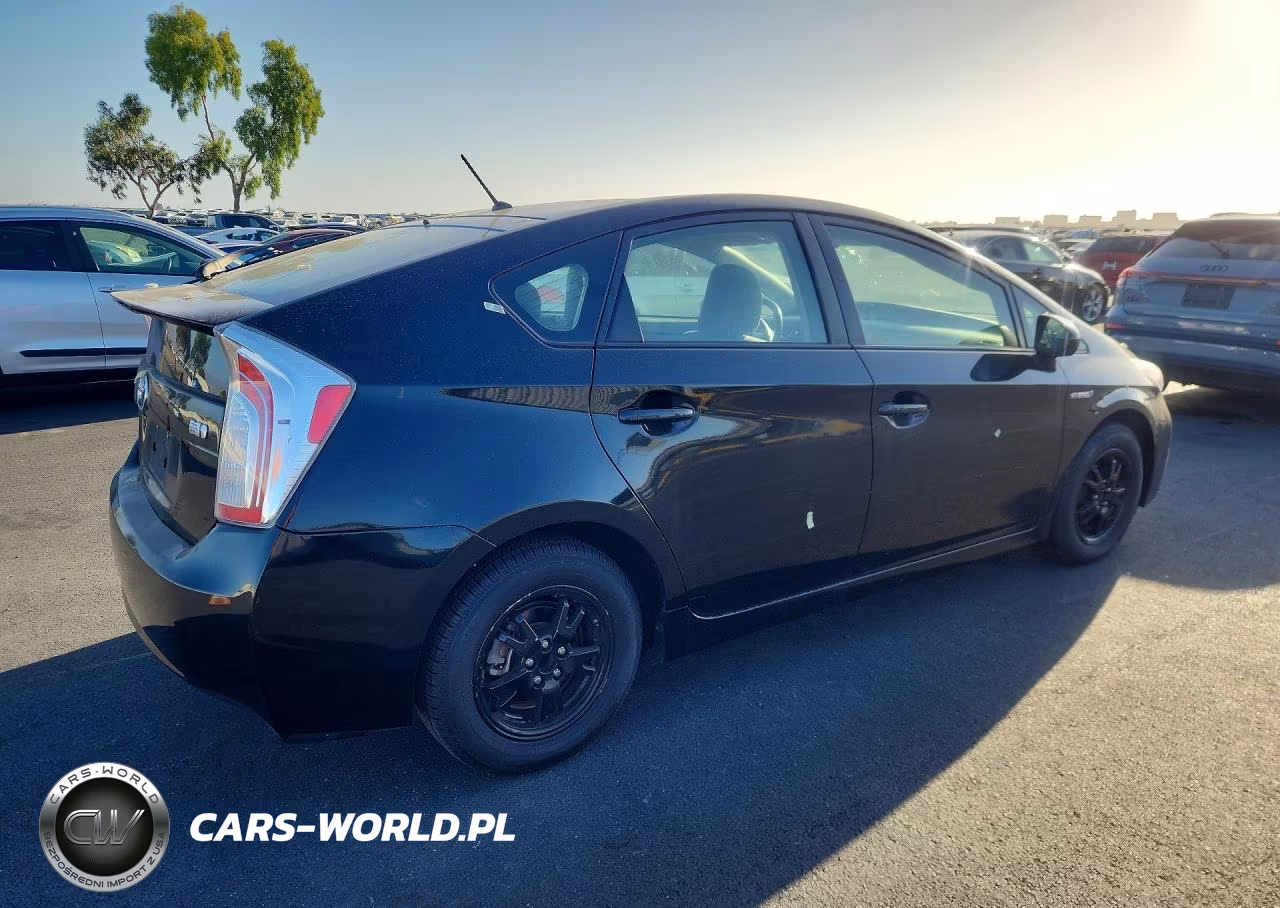 2015 Toyota Prius Two VIN:JTDKN3DU2F0467924 - 3