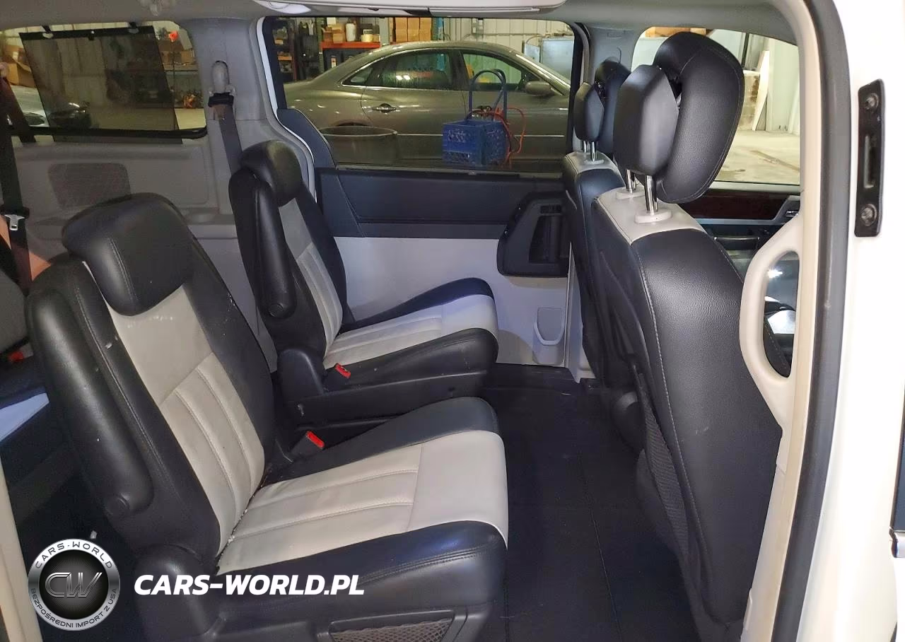 2010 Chrysler Town & Country Touring Plus VIN:2A4RR8DX9AR436625 - 11