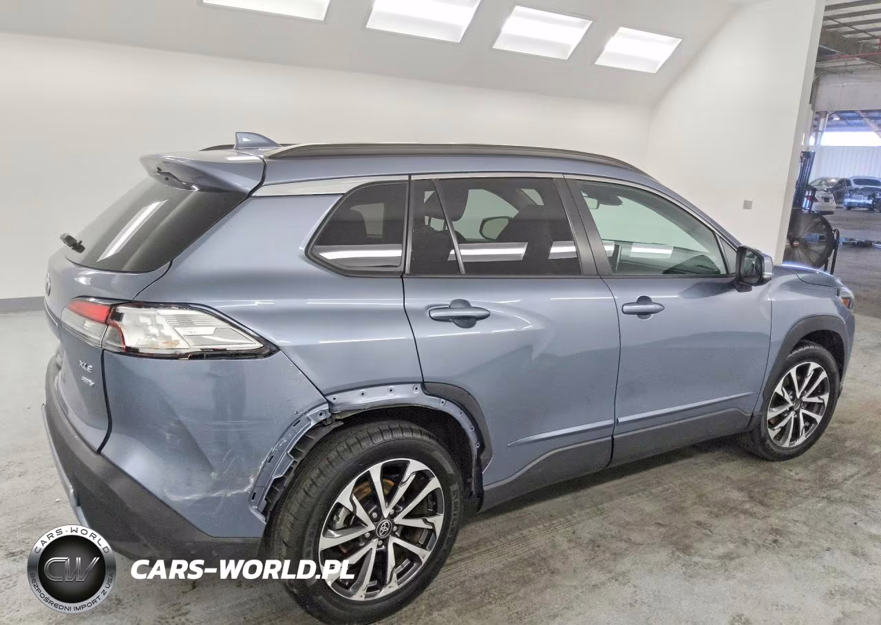 2022 Toyota Corolla Cross Xle VIN:7MUDAABG8NV020893 - 3