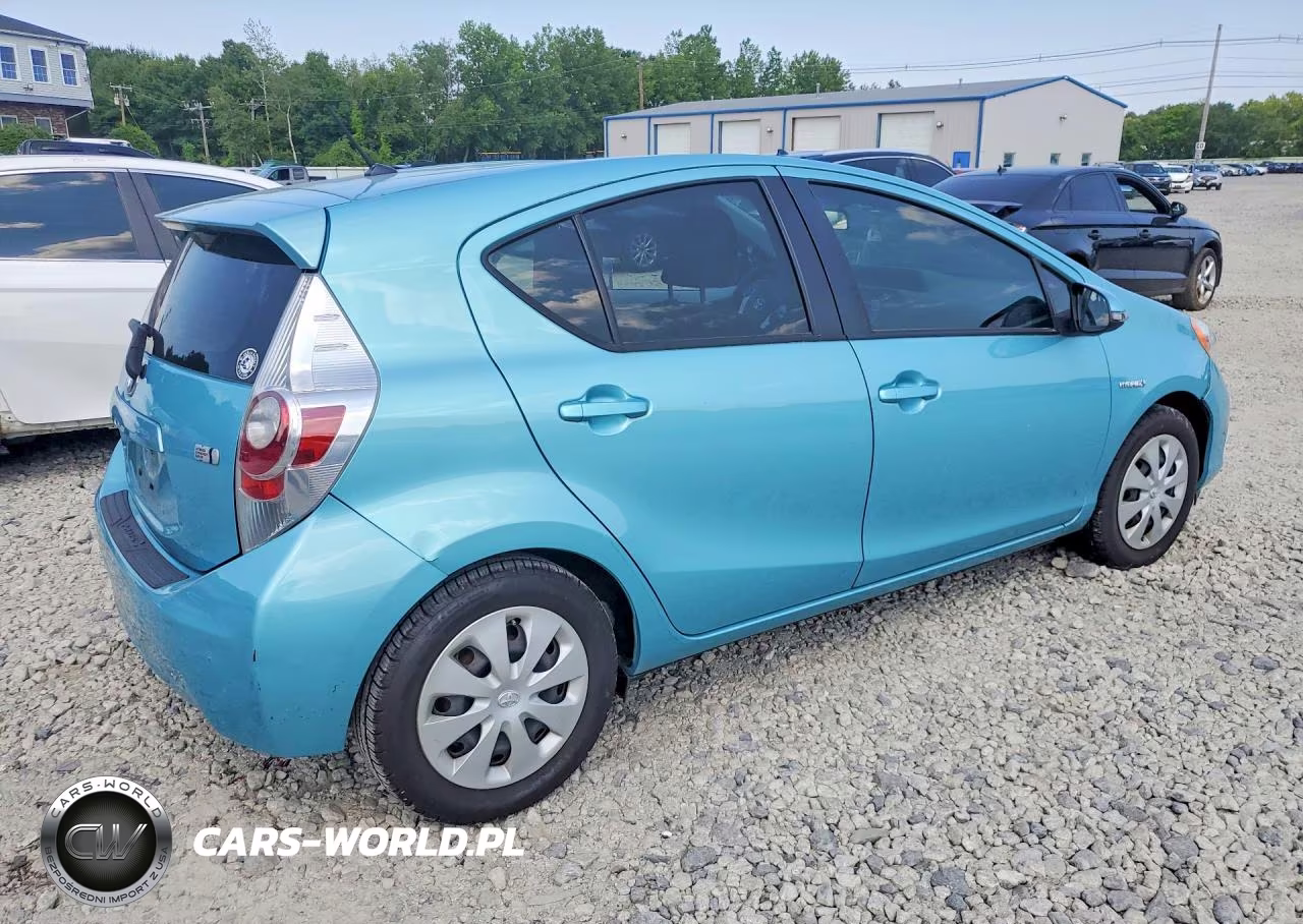 2013 Toyota Prius C Two VIN:JTDKDTB37D1034832 - 3