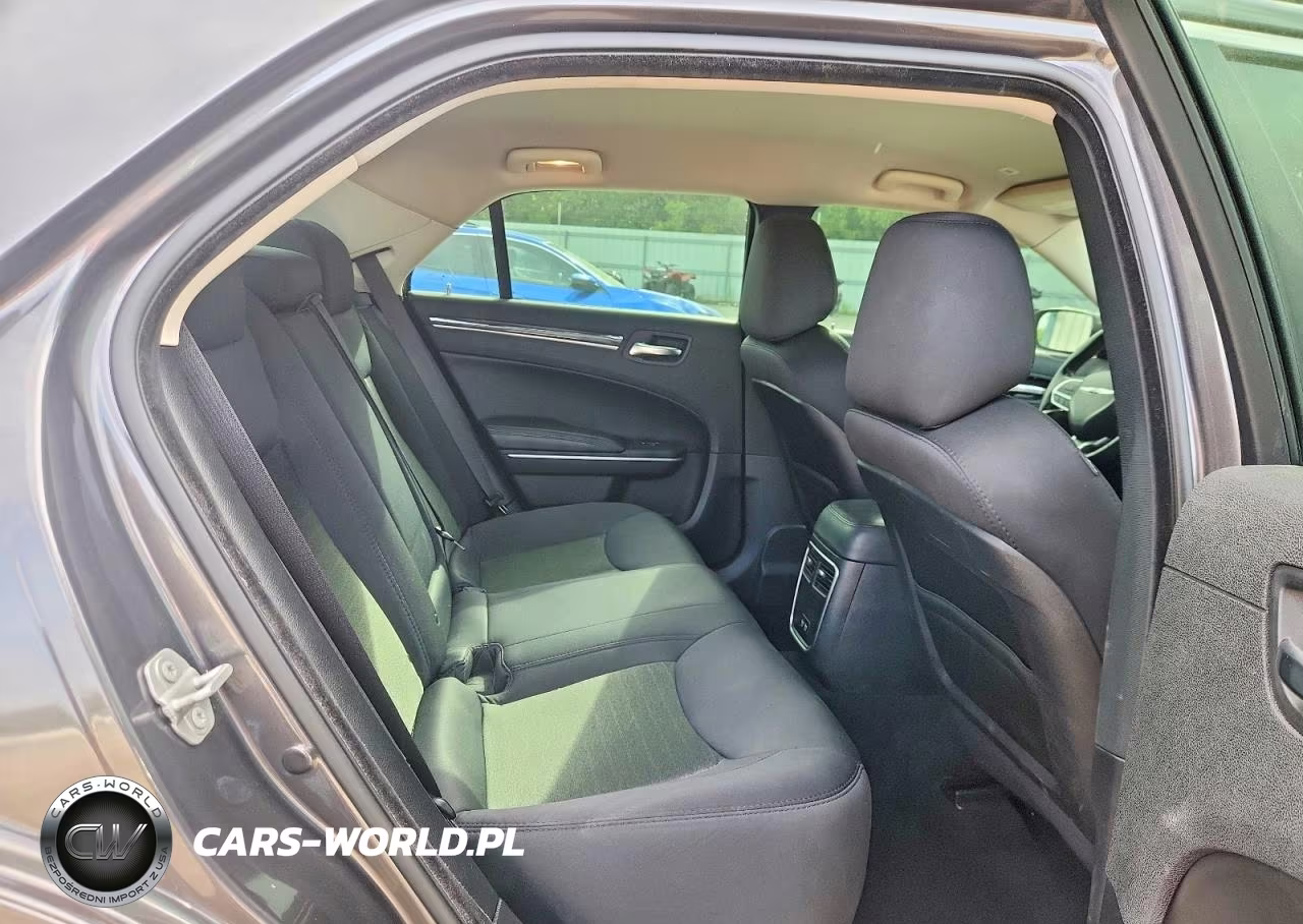 2019 Chrysler 300 Touring VIN:2C3CCAAG2KH648397 - 10