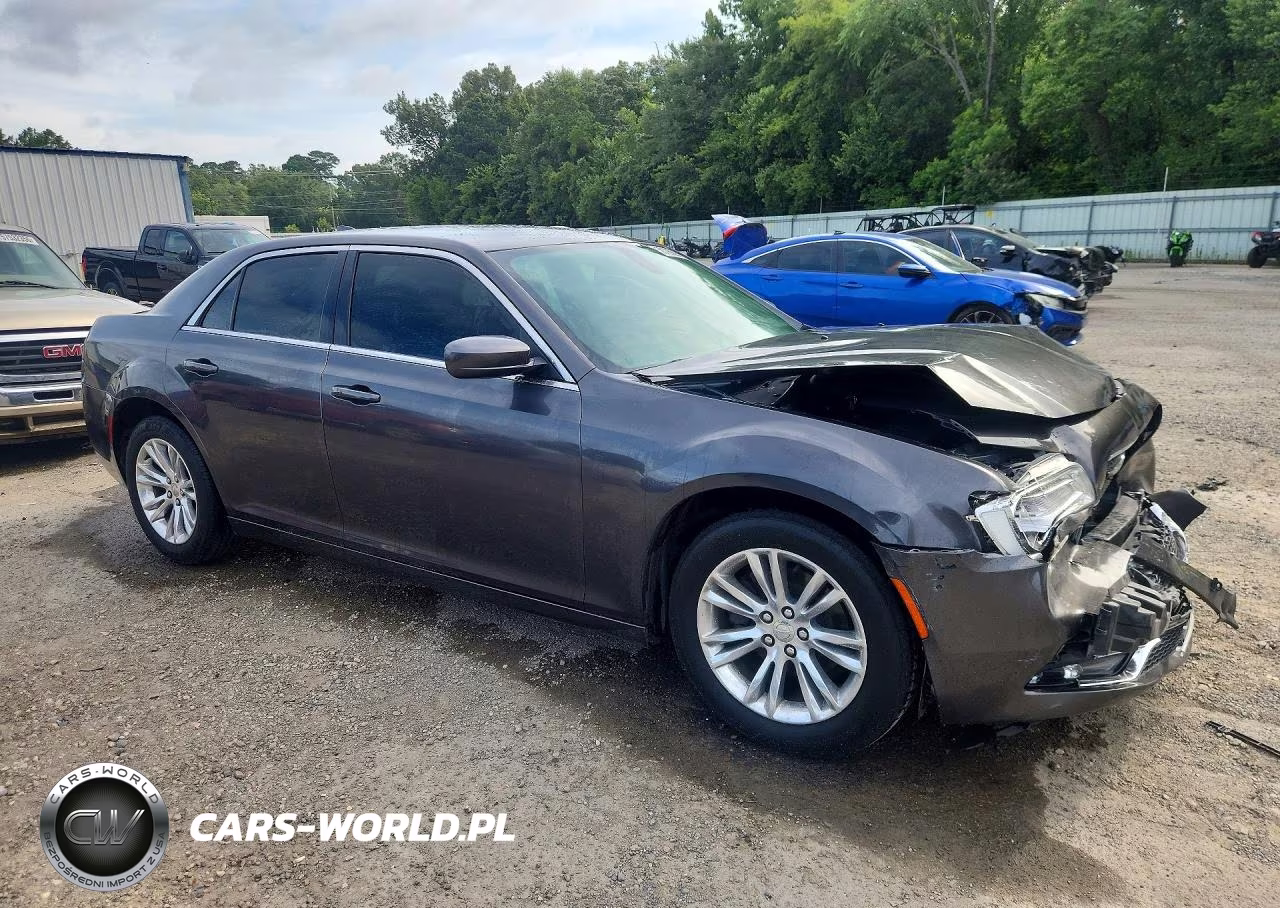 2019 Chrysler 300 Touring VIN:2C3CCAAG2KH648397 - 4