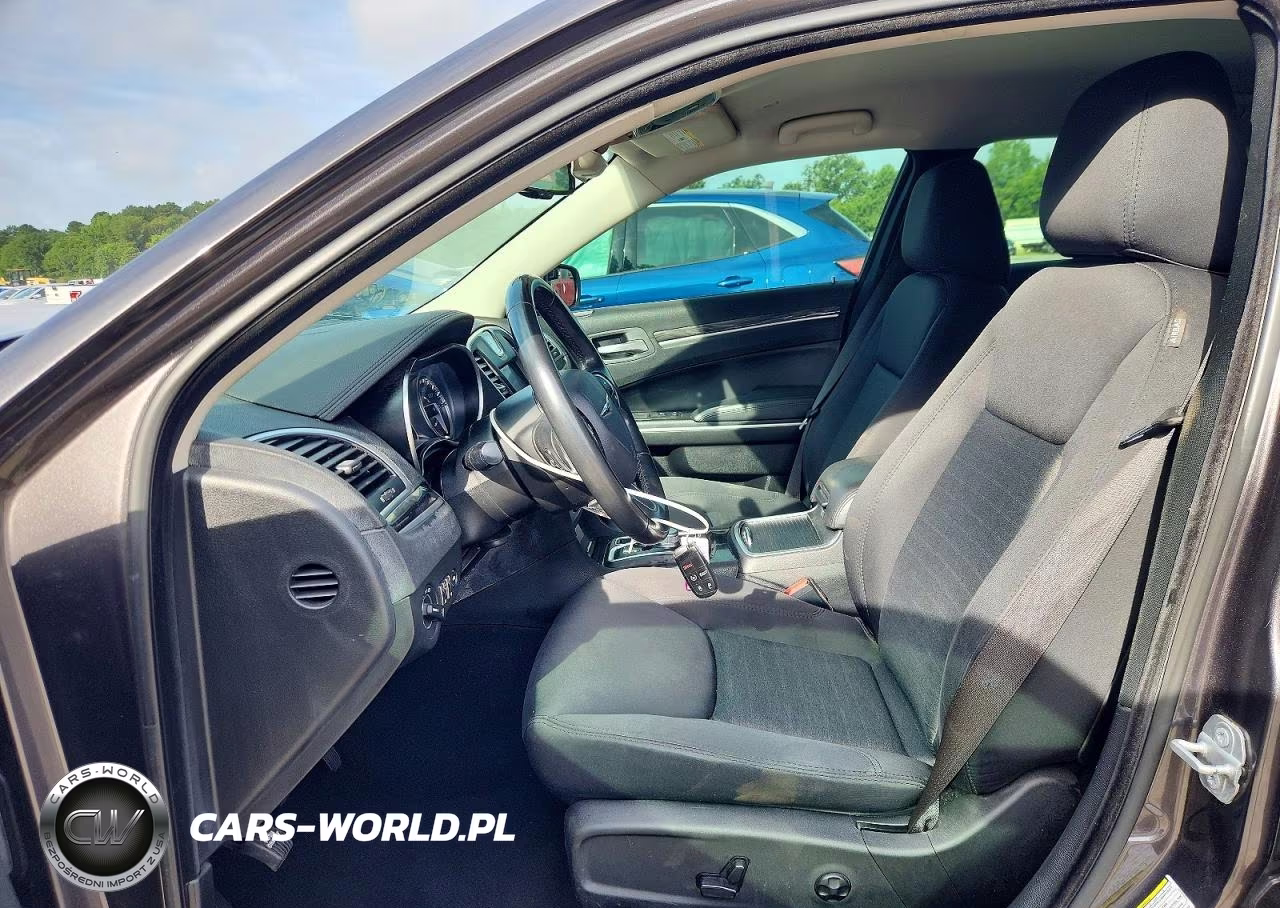 2019 Chrysler 300 Touring VIN:2C3CCAAG2KH648397 - 7