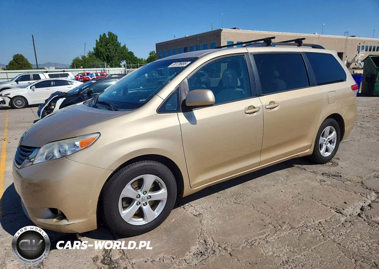 2013 Toyota Sienna Le – zdjęcie 1 z 13
