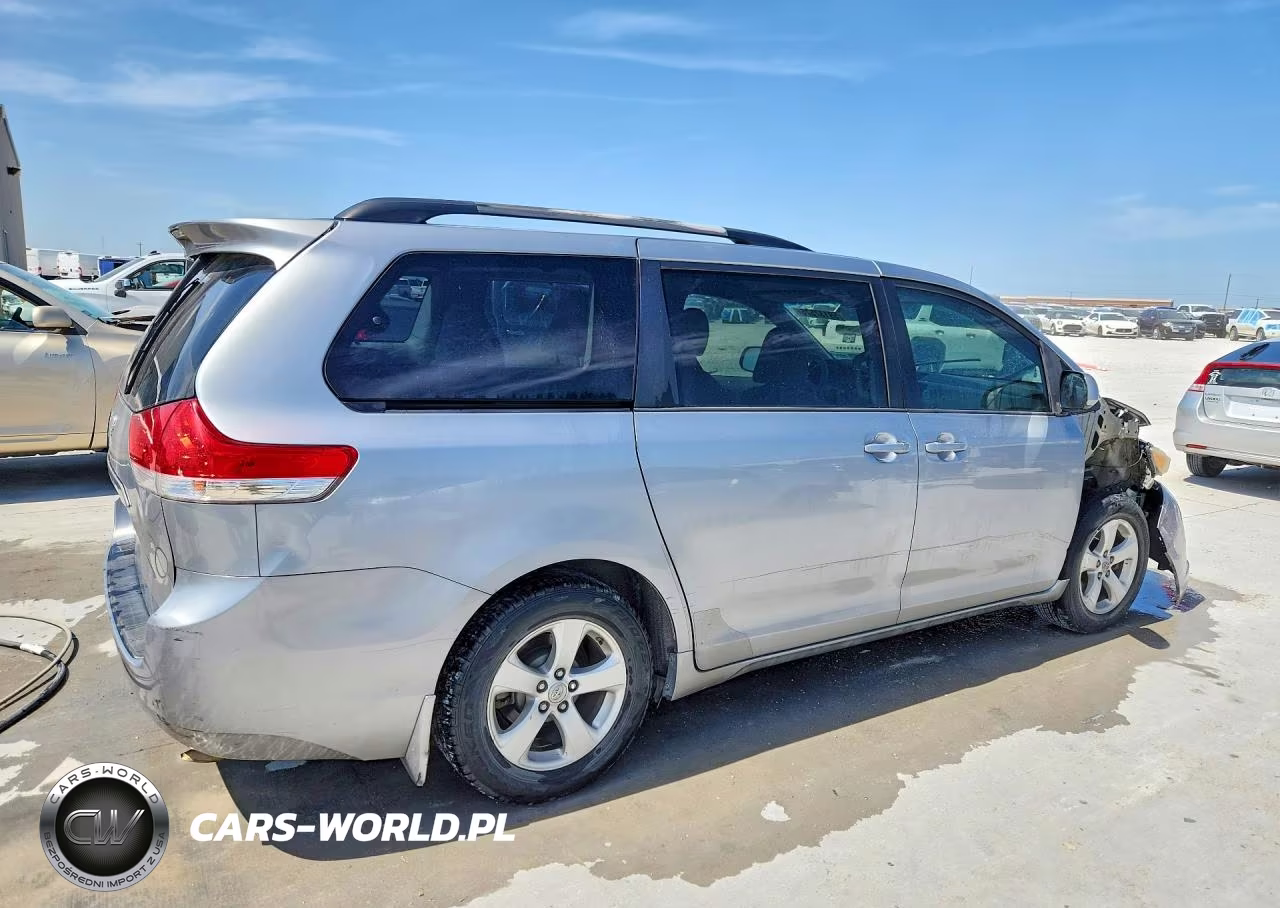 2013 Toyota Sienna Le VIN:5TDKK3DC6DS326705 - 3