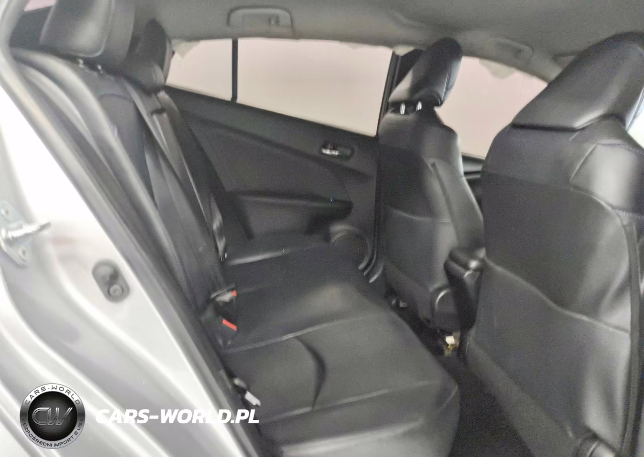 2018 Toyota Prius Three Touring VIN:JTDKARFU6J3064385 - 10
