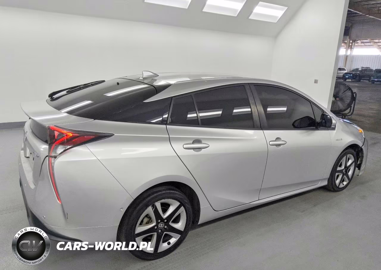 2018 Toyota Prius Three Touring VIN:JTDKARFU6J3064385 - 3