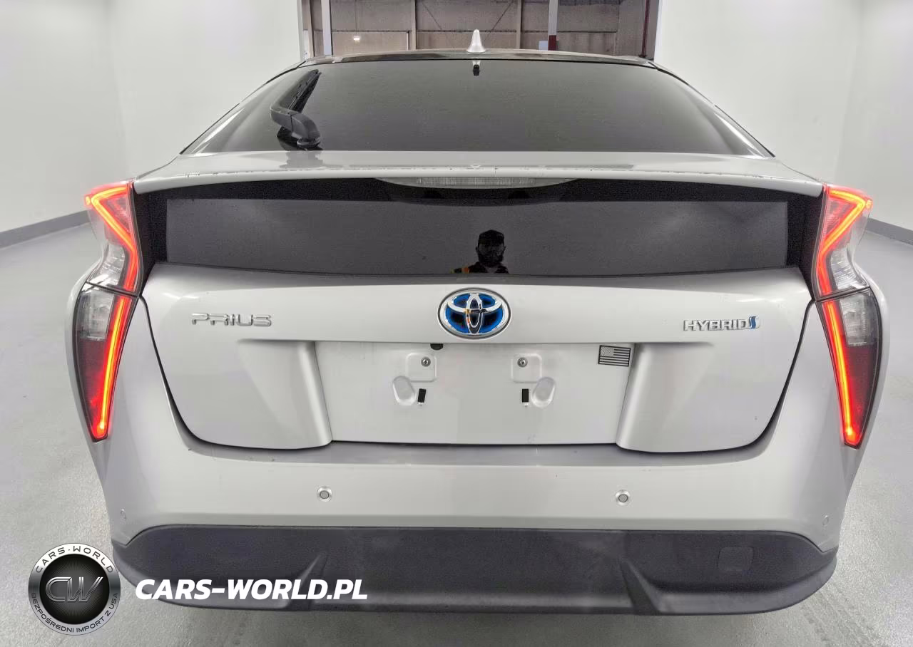 2018 Toyota Prius Three Touring VIN:JTDKARFU6J3064385 - 6