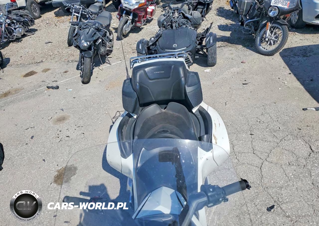 2017 Can-Am Spyder Roadster Rt VIN:2BXNBDD20HV002956 - 5