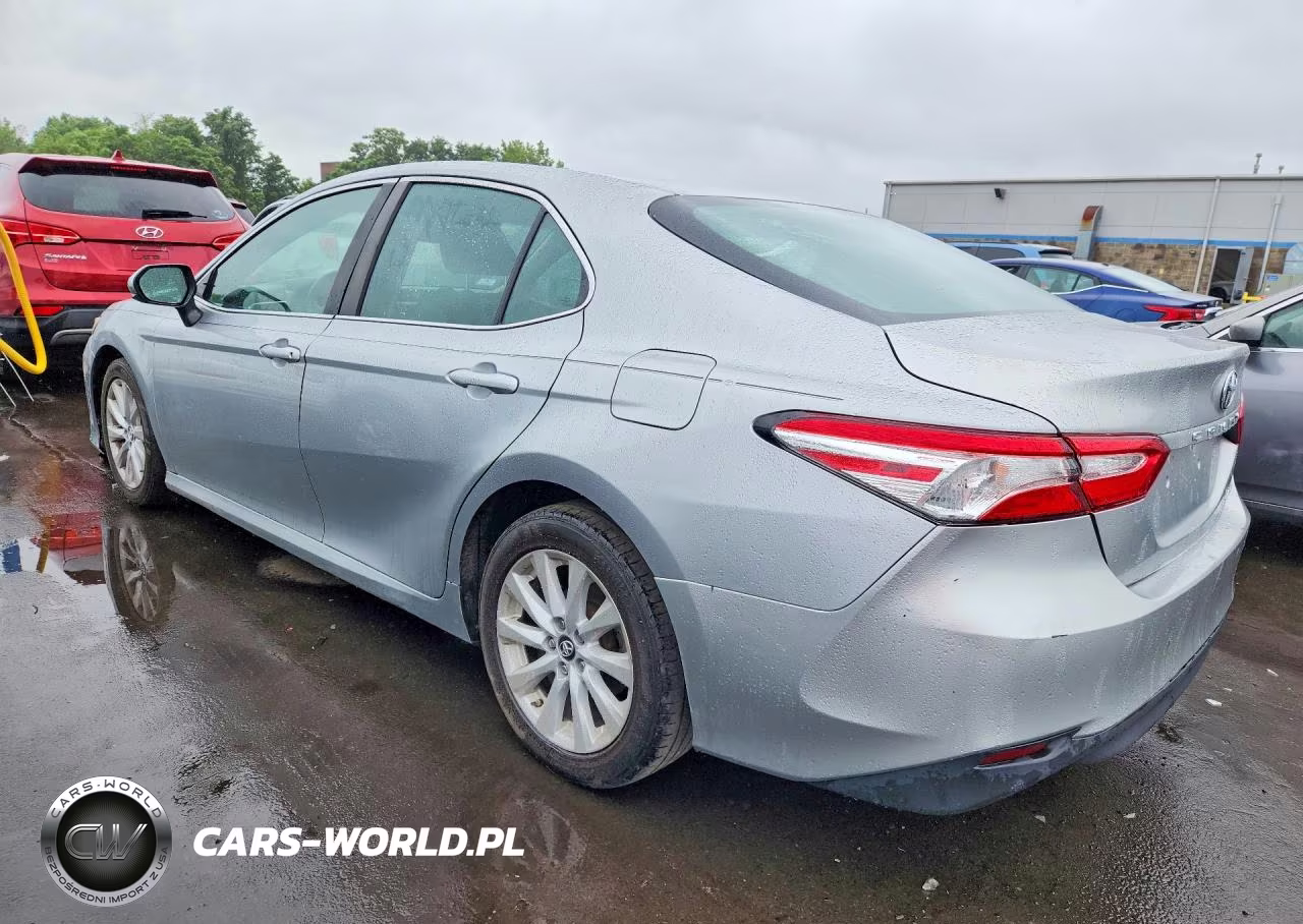 2018 Toyota Camry Le VIN:4T1B11HK5JU138558 - 2