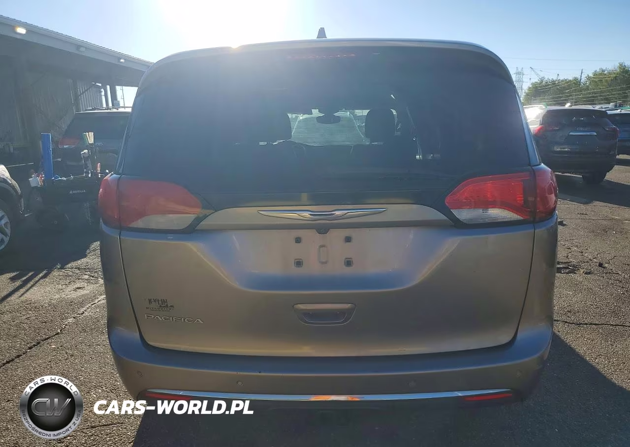 2017 Chrysler Pacifica Touring L Plus VIN:2C4RC1EG0HR721530 - 6