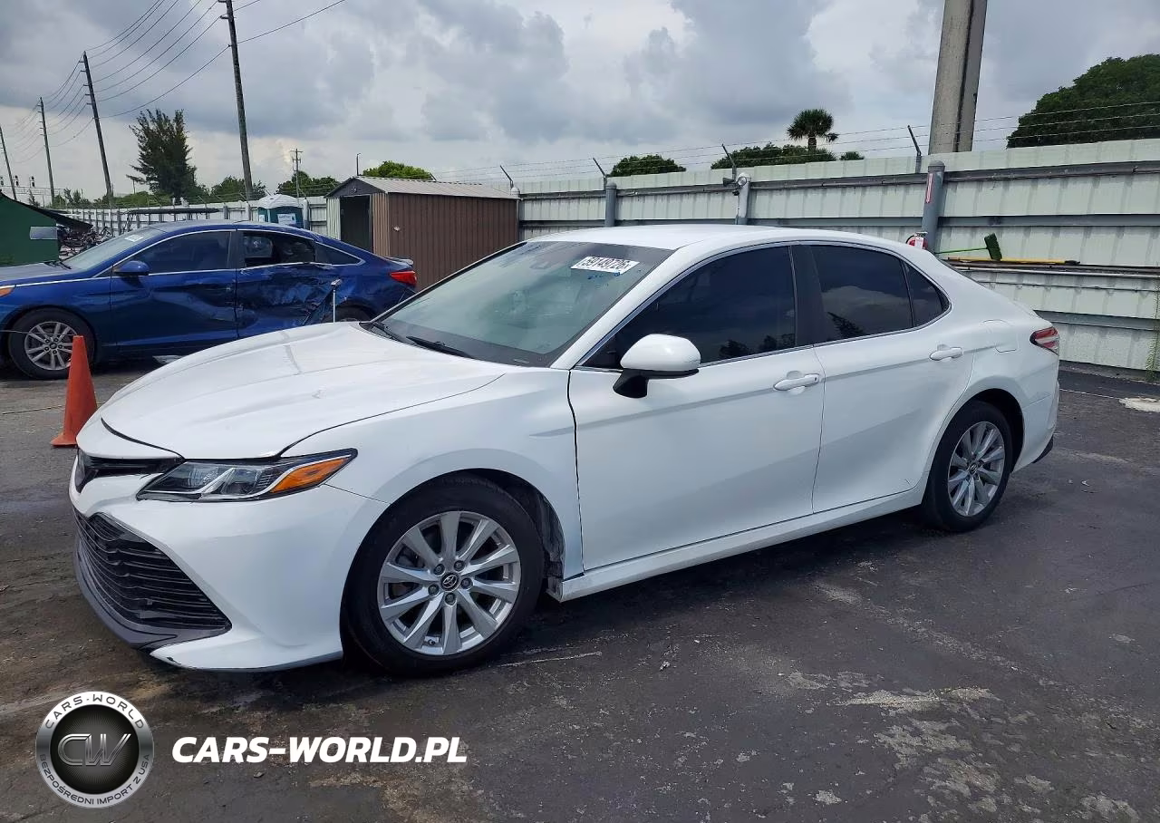 2018 Toyota Camry Le – zdjęcie 1 z 13