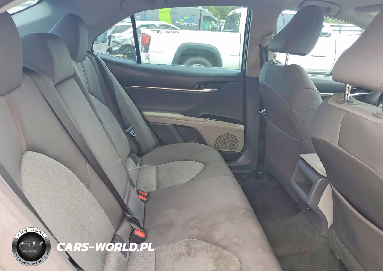 2018 Toyota Camry Le VIN:4T1B11HK9JU036261 - 10