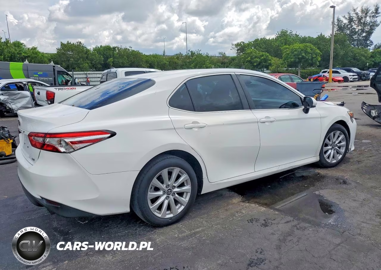 2018 Toyota Camry Le VIN:4T1B11HK9JU036261 - 3
