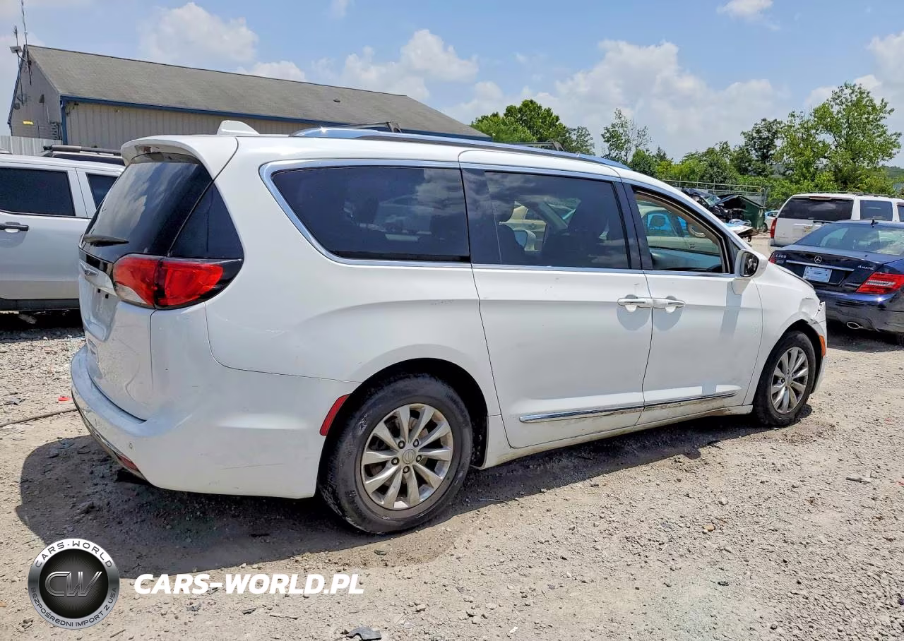 2019 Chrysler Pacifica Touring L VIN:2C4RC1BG6KR581446 - 3