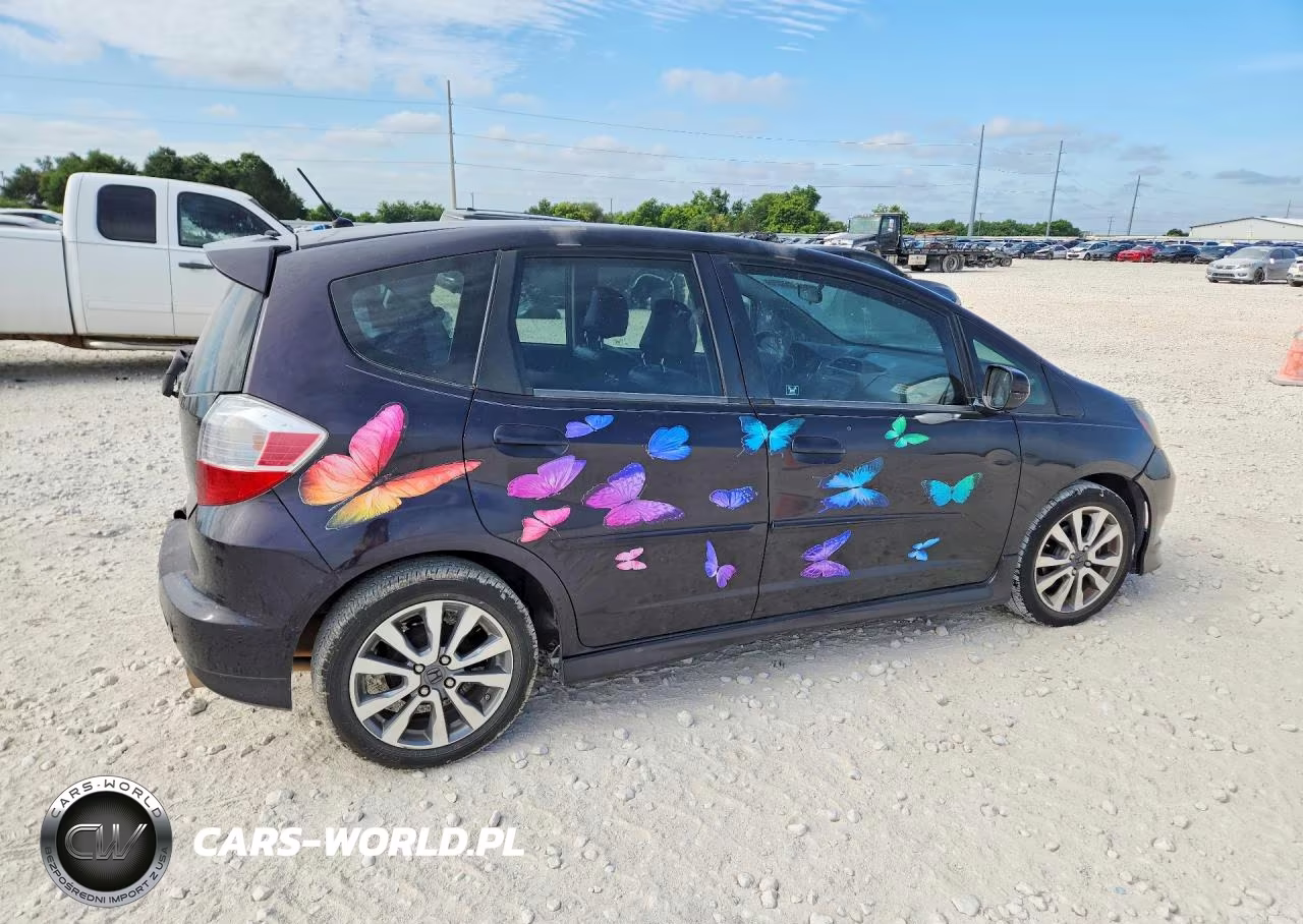 2013 Honda Fit Sport VIN:JHMGE8G53DC029995 - 3