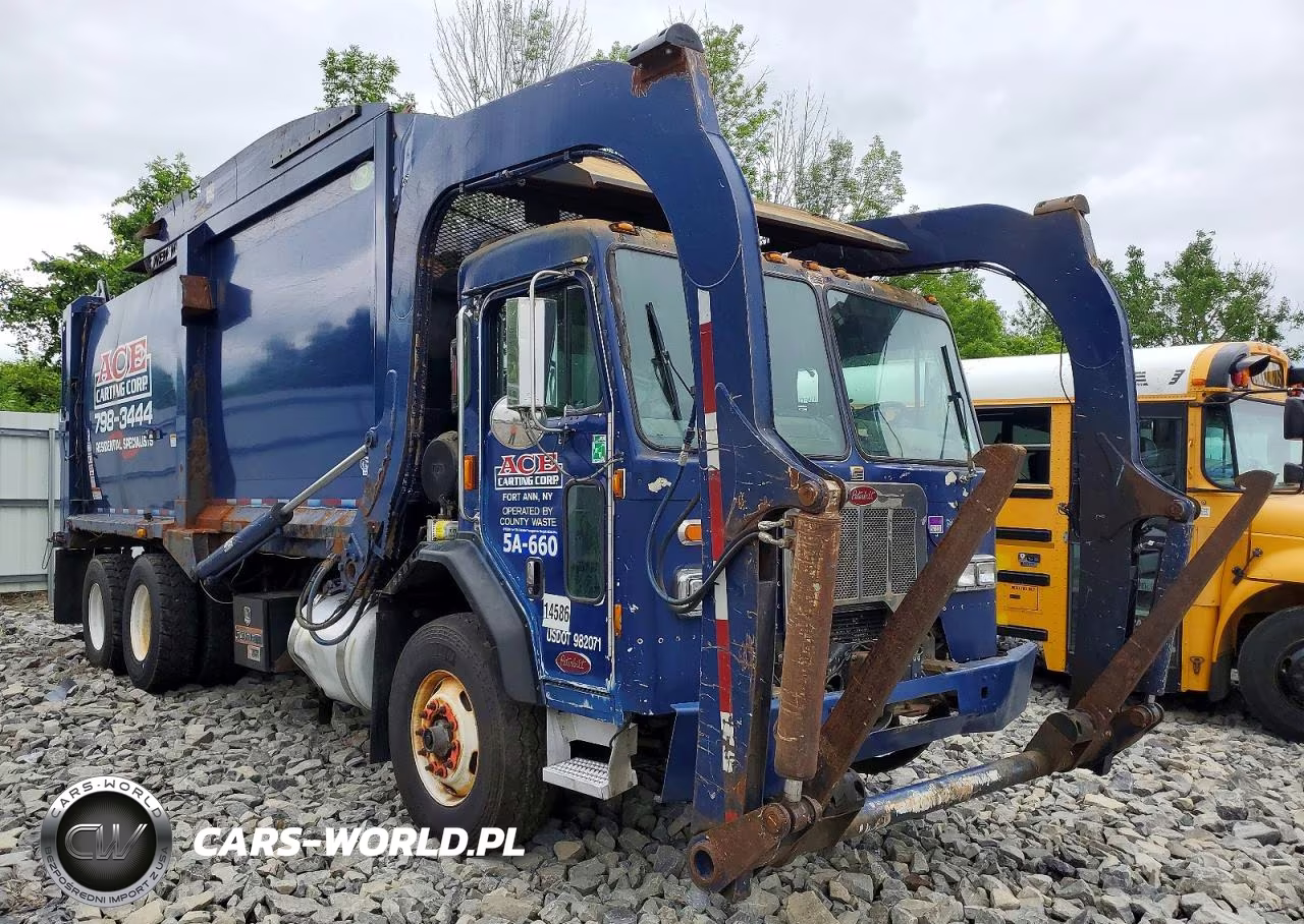 2016 Peterbilt 320 Refuse Truck