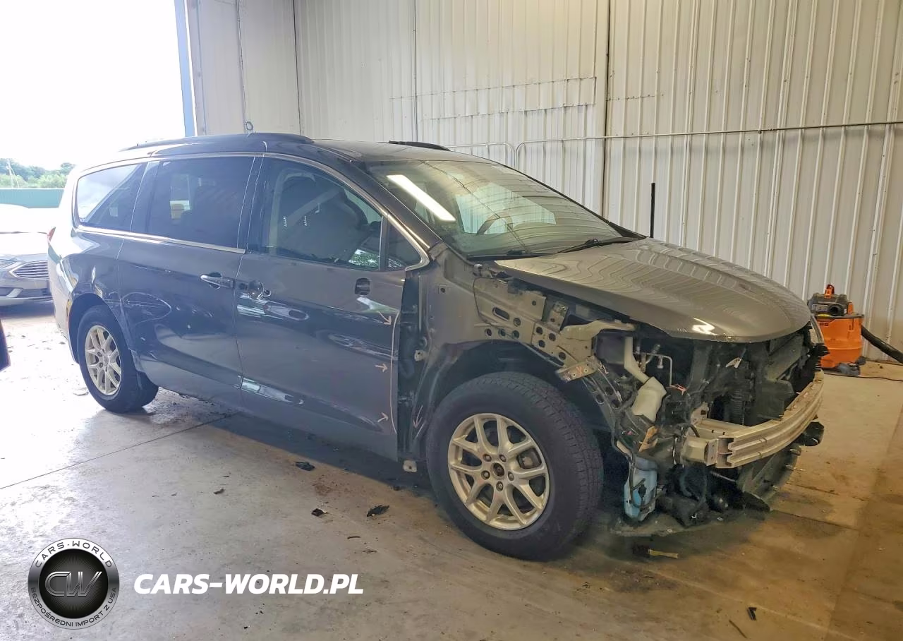 2017 Chrysler Pacifica Touring VIN:2C4RC1DG0HR747367 - 4