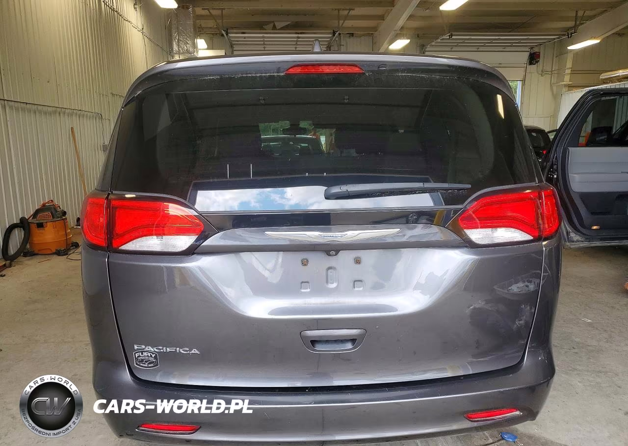 2017 Chrysler Pacifica Touring VIN:2C4RC1DG0HR747367 - 6