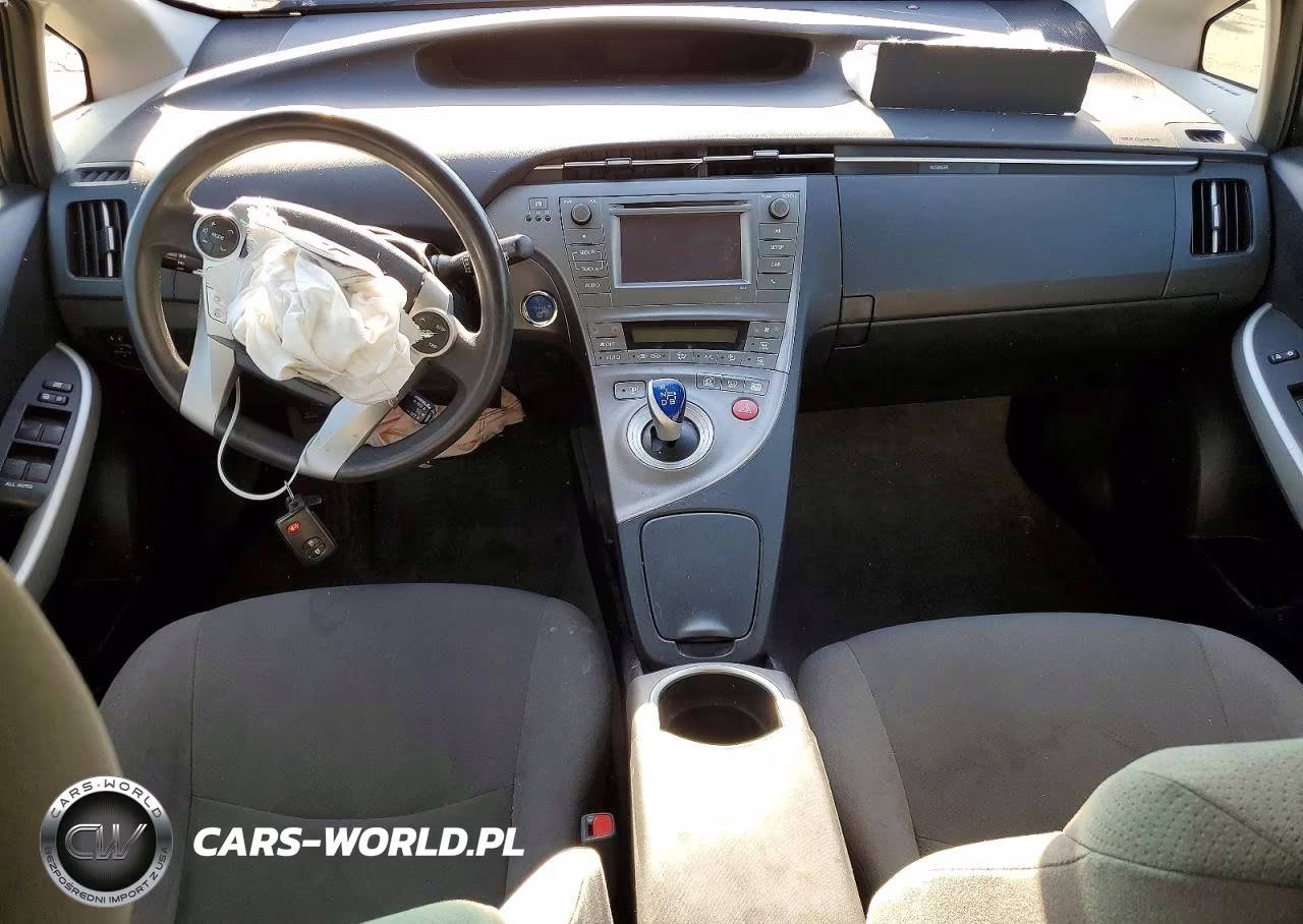 2015 Toyota Prius Two VIN:JTDKN3DU2F1918182 - 8