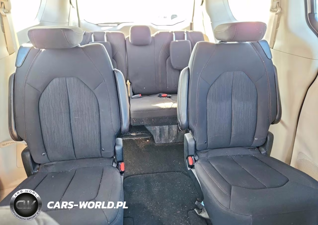 2019 Chrysler Pacifica Touring Plus VIN:2C4RC1FG5KR505629 - 10