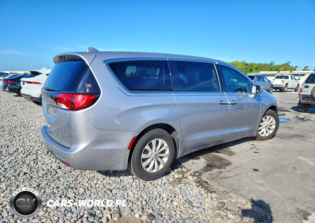 2019 Chrysler Pacifica Touring Plus VIN:2C4RC1FG5KR505629 - 3