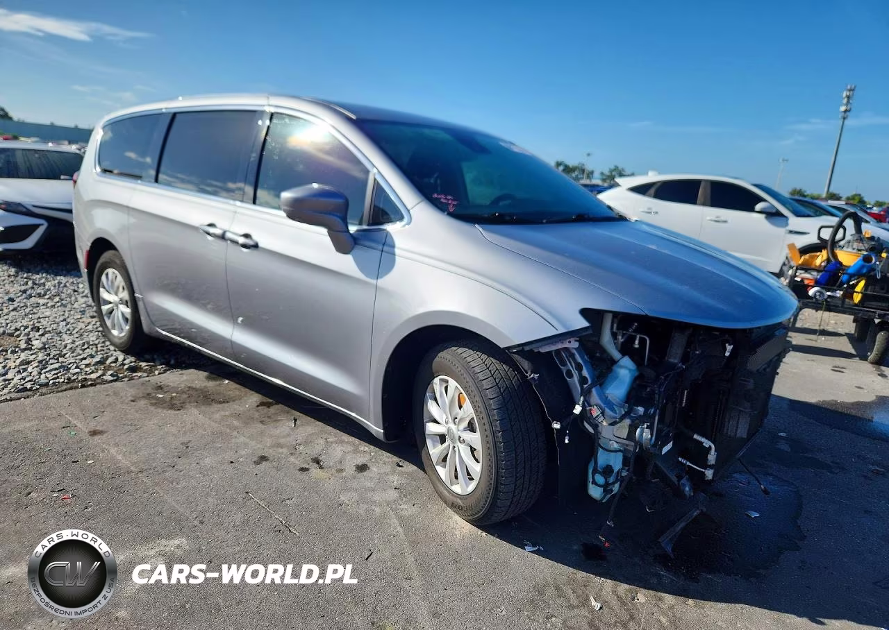 2019 Chrysler Pacifica Touring Plus VIN:2C4RC1FG5KR505629 - 4