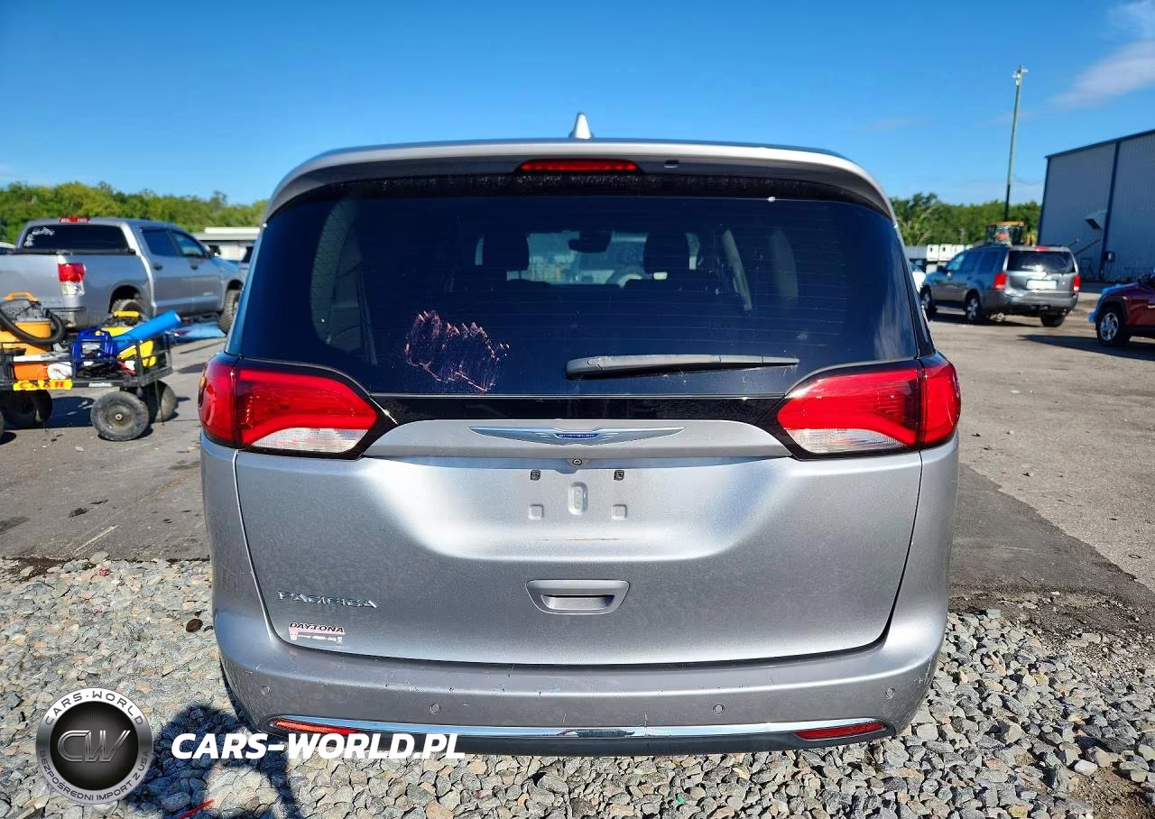 2019 Chrysler Pacifica Touring Plus VIN:2C4RC1FG5KR505629 - 6