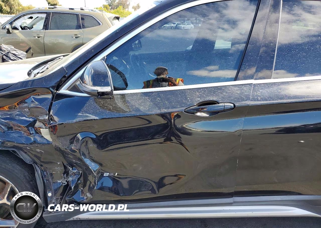 2018 BMW X1 xDrive28I VIN:WBXHT3C36J5K20462 - 7