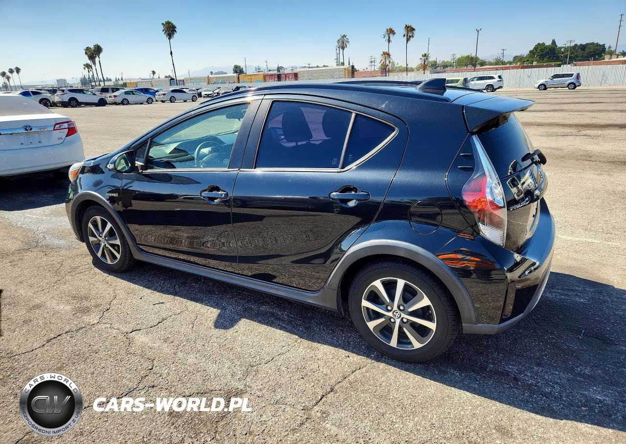 2018 Toyota Prius C Two VIN:JTDKDTB34J1611182 - 2