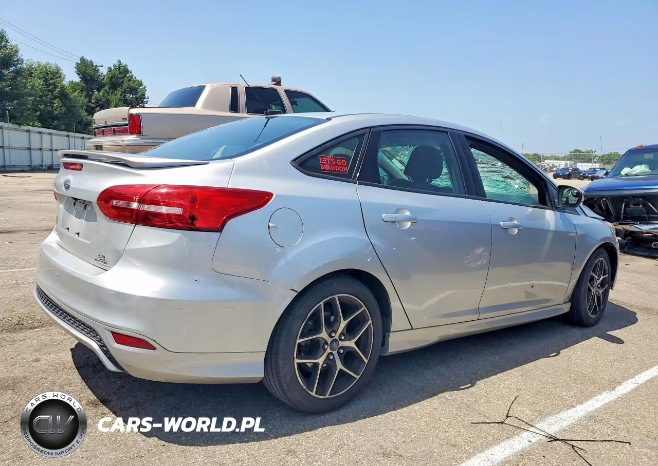 2015 Ford Focus Se VIN:1FADP3F25FL373961 - 3