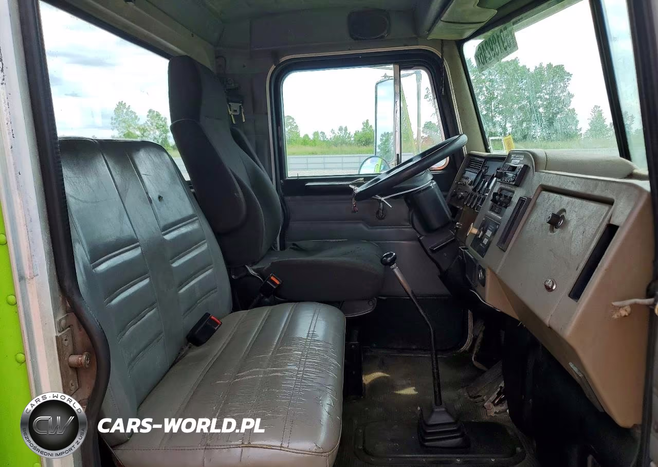 2003 Peterbilt 330 Truck Cab And Chassis VIN:2NPNHD7X73M811626 - 5