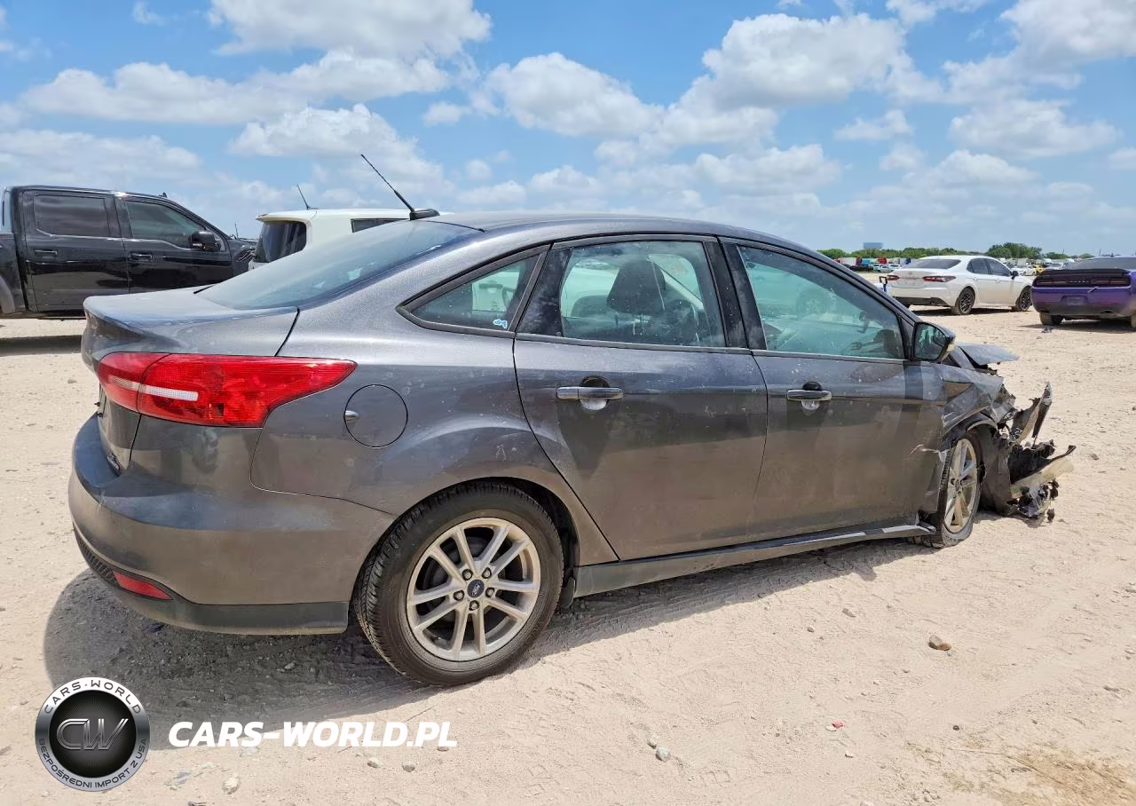 2016 Ford Focus Se VIN:1FADP3F2XGL256698 - 3