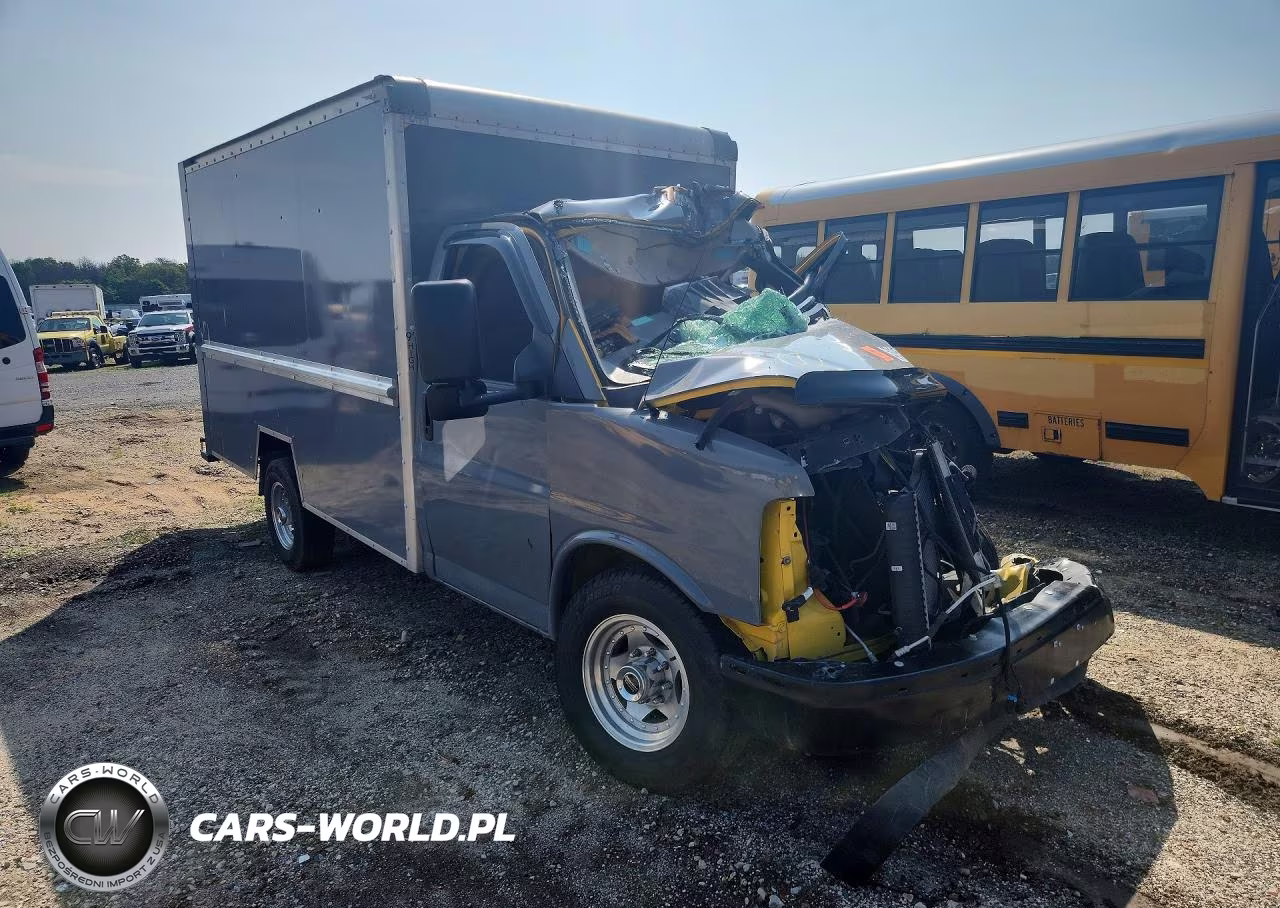 2017 GMC Savana Box Truck VIN:1GD07RFF8H1902389 - 4