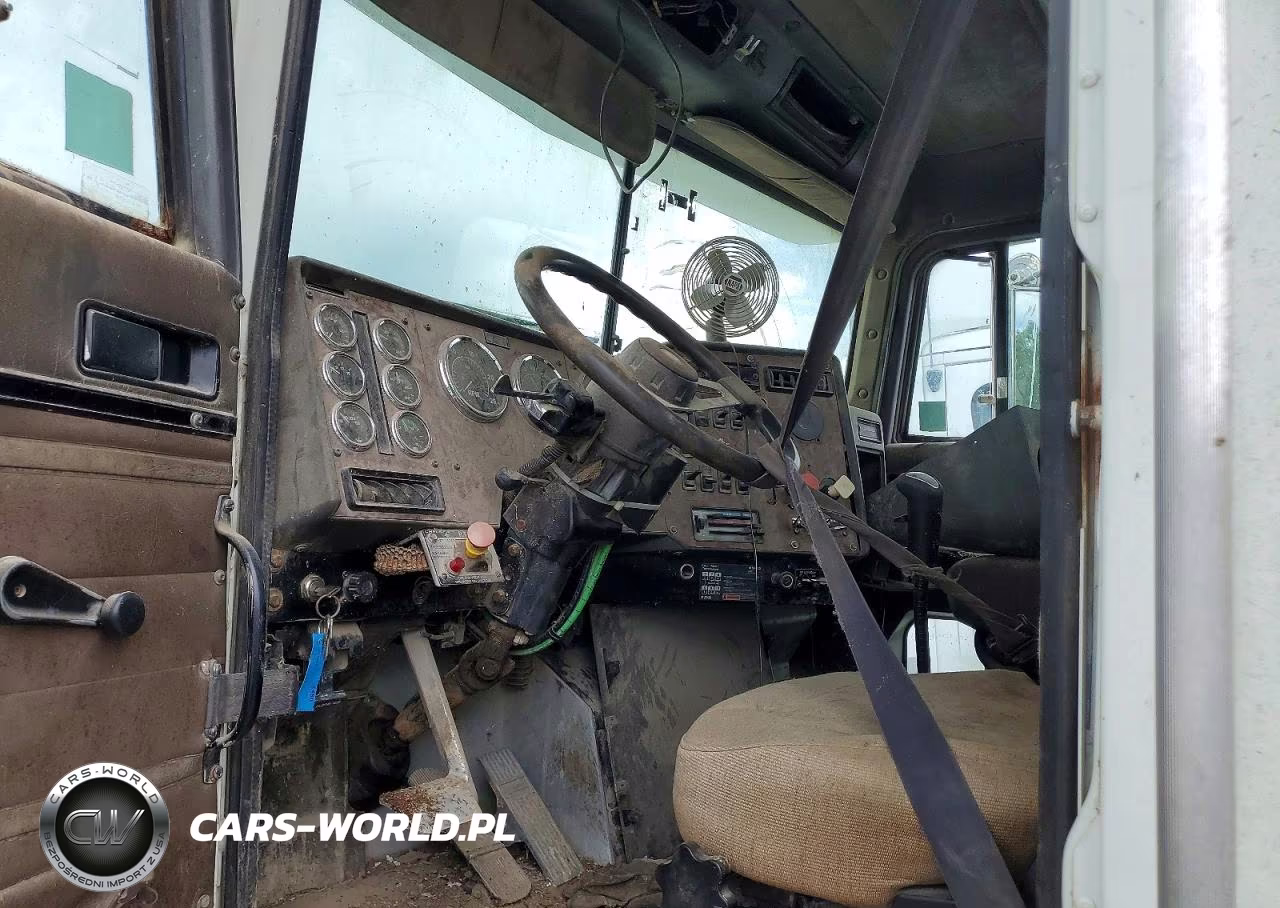 1999 International 9200 Semi Truck VIN:2HSFMAXR8XC033640 - 7