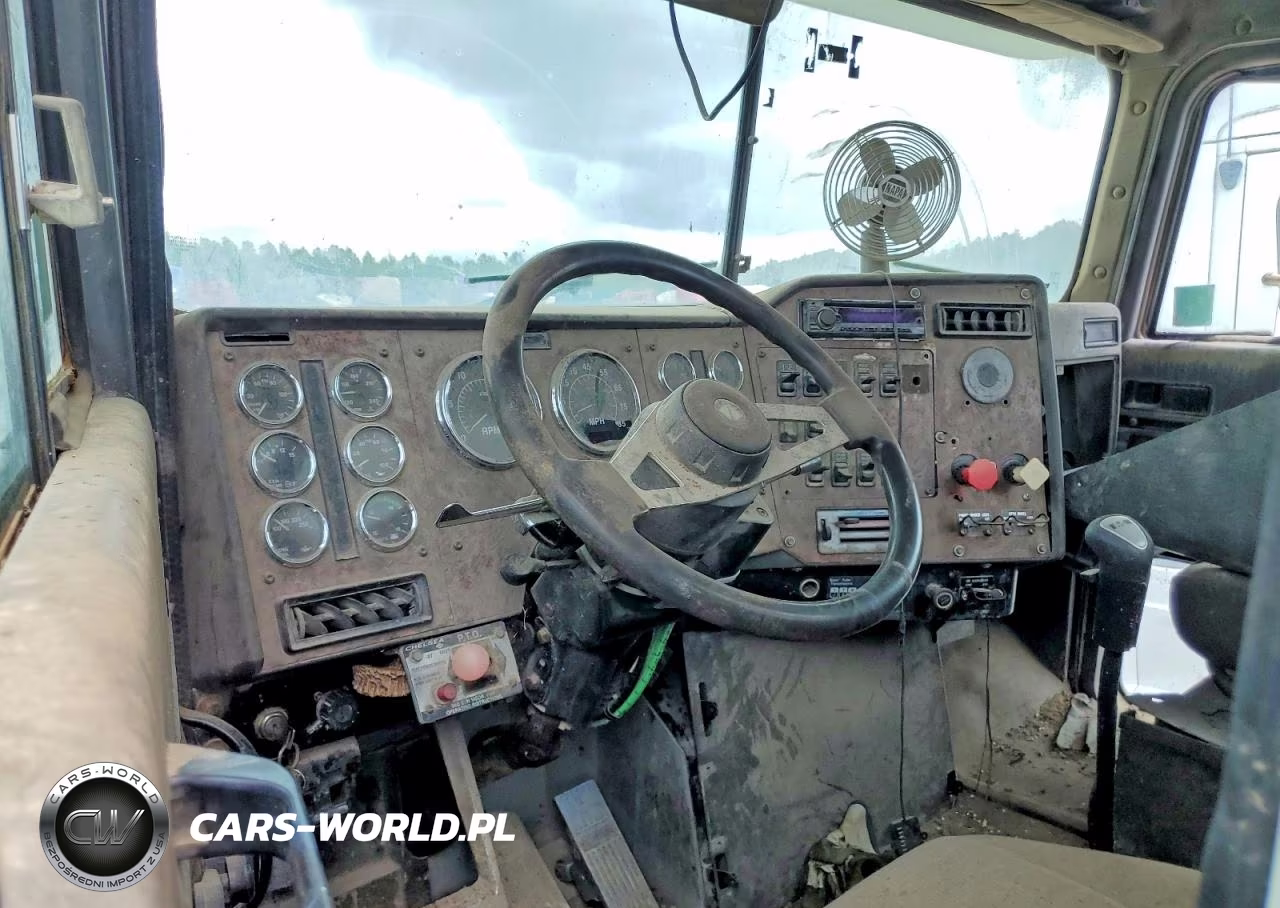 1999 International 9200 Semi Truck VIN:2HSFMAXR8XC033640 - 8