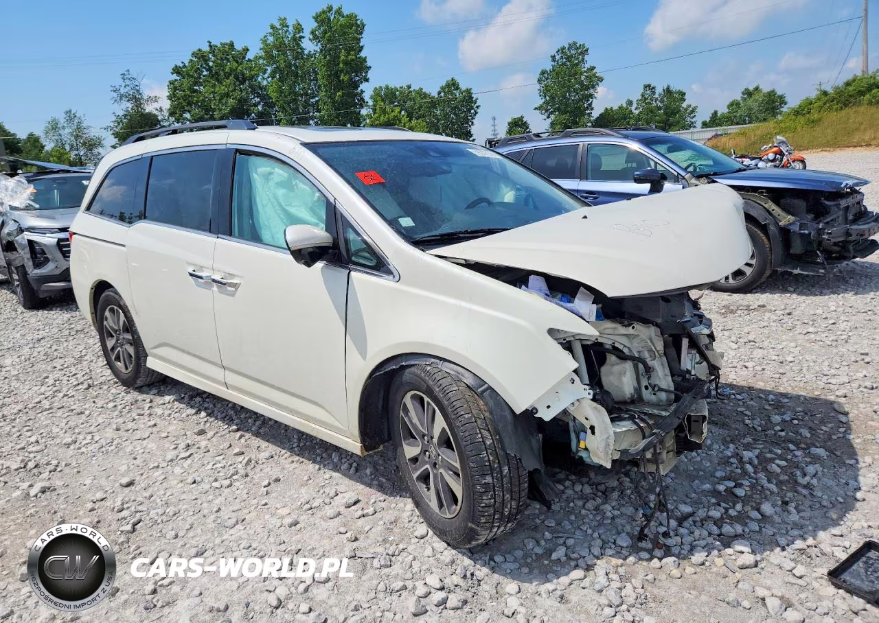 2015 Honda Odyssey Touring VIN:5FNRL5H90FB053807 - 4