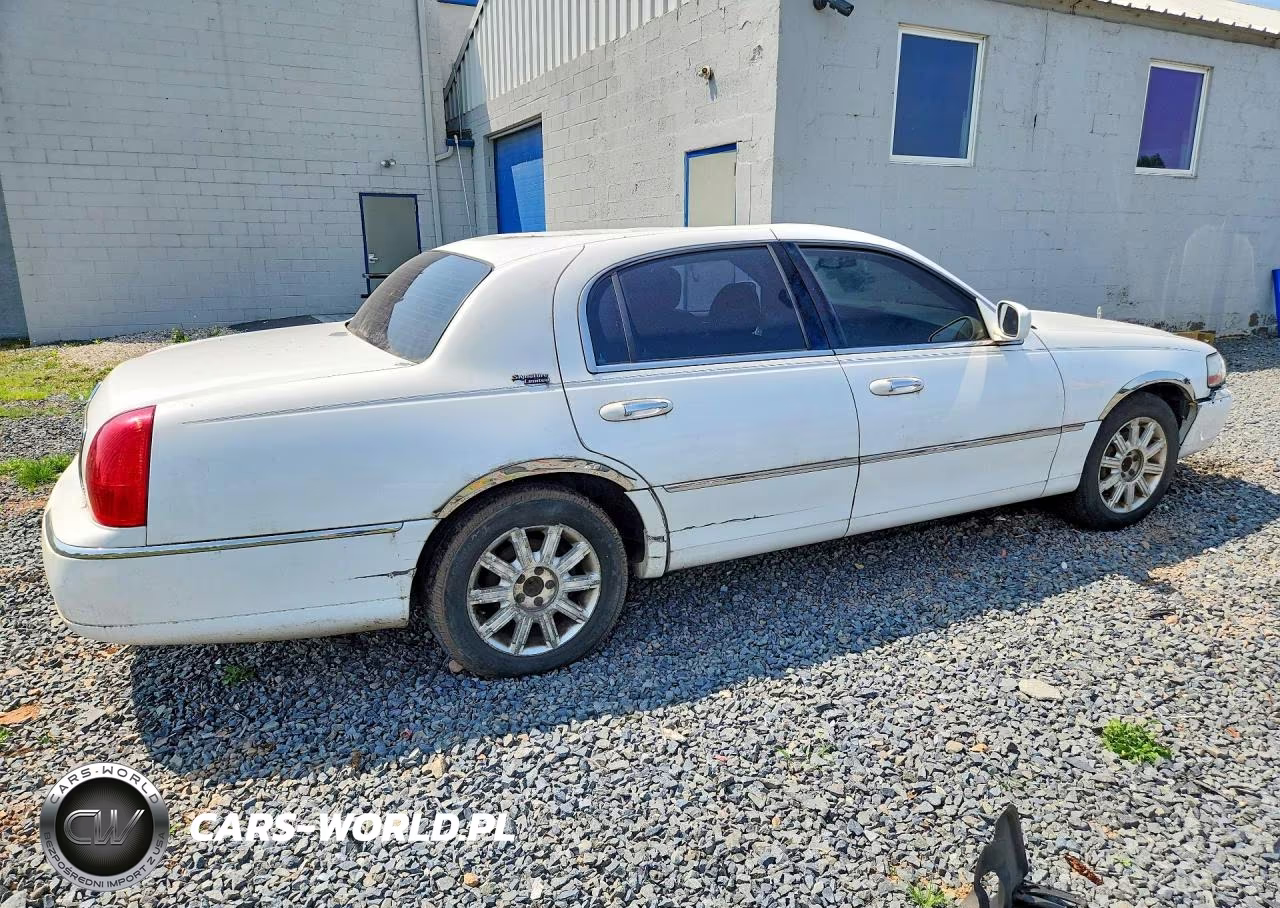 2006 Lincoln Town Car Signature Limited VIN:1LNHM82V06Y628502 - 3
