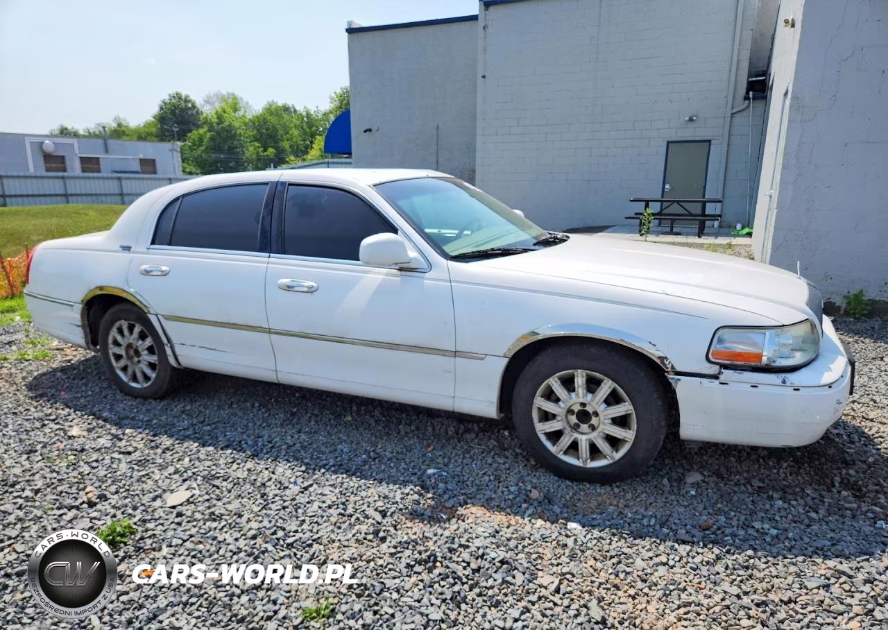 2006 Lincoln Town Car Signature Limited VIN:1LNHM82V06Y628502 - 4