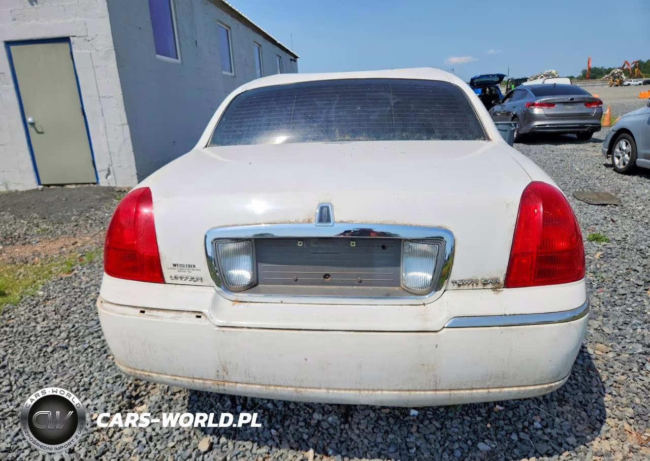 2006 Lincoln Town Car Signature Limited VIN:1LNHM82V06Y628502 - 6