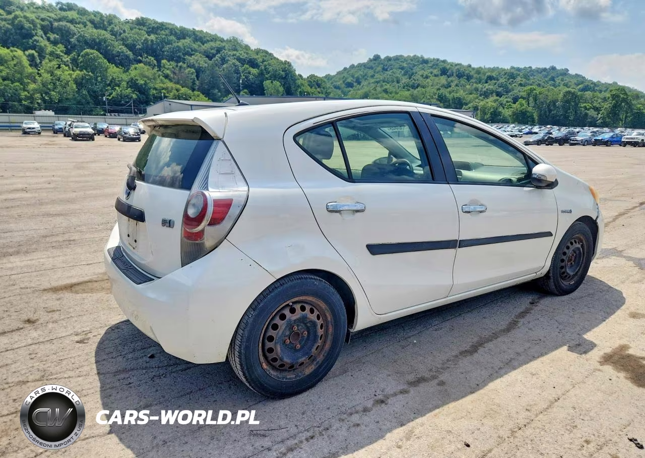 2012 Toyota Prius C Two VIN:JTDKDTB35C1512941 - 3