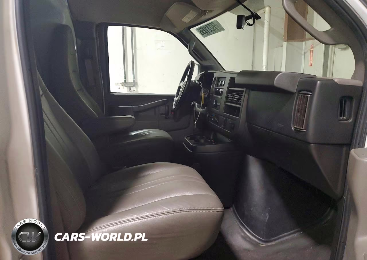 2018 Chevrolet Express G2500 VIN:1GCWGAFP5J1292952 - 11