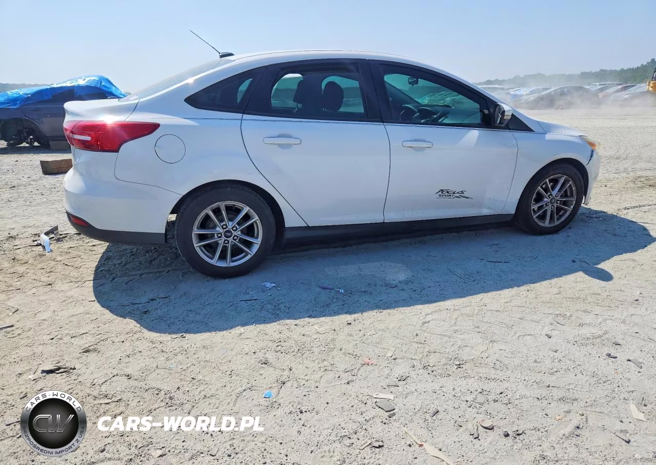2015 Ford Focus Se VIN:1FADP3F27FL205738 - 3